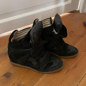 Isabel marant skor stl 39/40  - Säljer mina fina svarta isabel marant klackar i storlek 40 men passar 39 lika bra!  Skorna är använda men absolut i bra skick. Jag säljer helt enkelt för att jag inte får användning för dom längre och vill att någon annan använder dom istället då💓