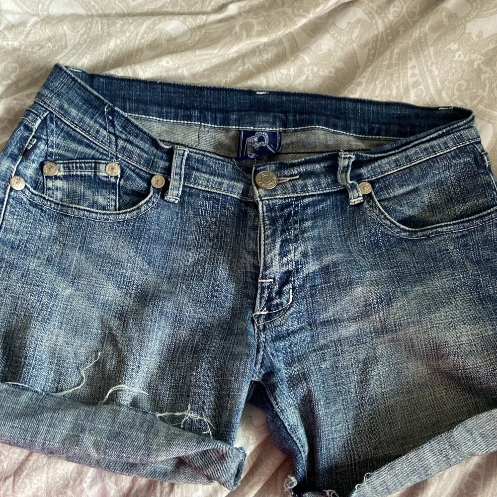 Säljer dessa skit snygga Victoria Beckham shorts som köptes på en second hand butik i gbg ❤️. Shorts.