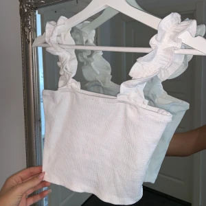 Topp - Säljer min fina topp med volang. Strl xs, pris 80kr