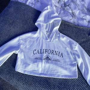 En tröja från shein i storlek 140 med ett tryck där det står:california
