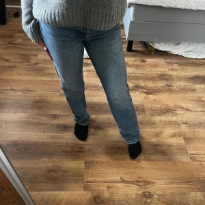 Mid waist jeans från zara  - Säljer dessa mid Rise jeans från zara , som endast är använda fåtal gånger. 