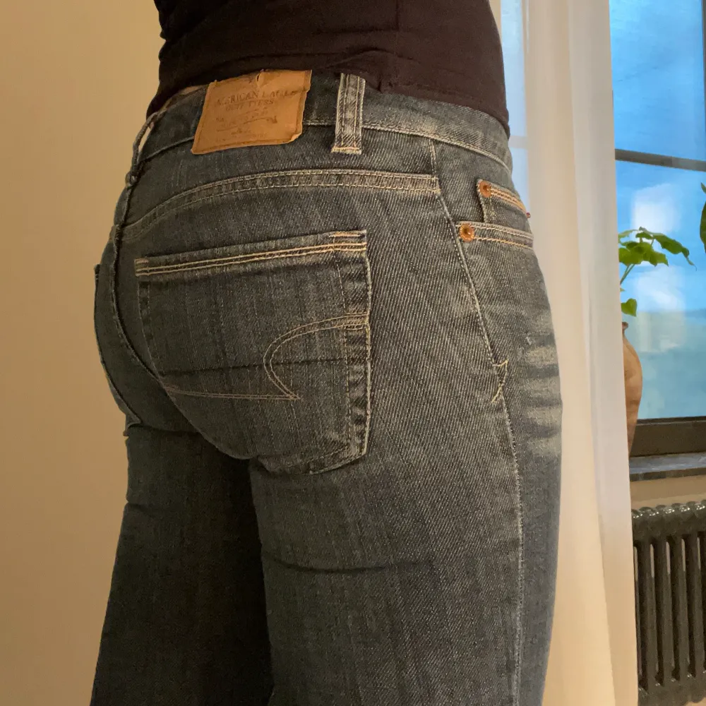 Assnygga bootcut/straight jeans! Står ej storlek men passar mig och jag brukar ha 36 i vanliga fall, dock är de nån cm för korta i benen på mig som är 175:) . Jeans & Byxor.