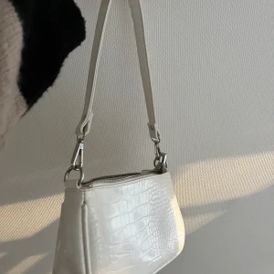 Vit Väska  - Från Ginatricot 