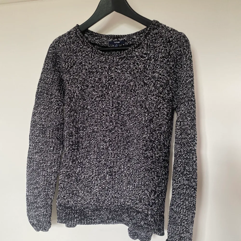 Stickad tröja från Kiabi, storlek medium. Fint skick, knappt använd. Mönstret är svart & vitt. . Neuleet.