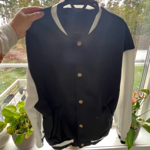 Jacka oversize  - Tjockare i tyget så passar utmärkt höst, sommar och vår. Se tryck på ryggen på bild 2.  Lite större i armarna än vanligt (som en oversize). 