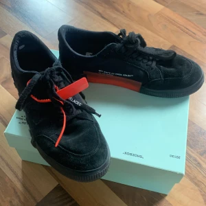 Off white skor  - Bra skick 