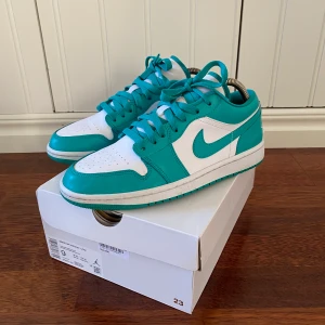 Jordan air low sneakers - Välbehållna gröna/vita Jordan air low sneakers. Väldigt bra skick.