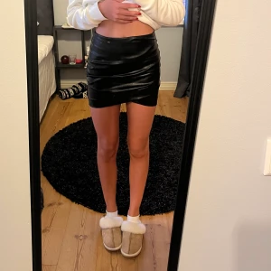 Skinkjol  - Svart kjol i fake skin från divided HM. Säljer då den ej kommer till andväning, fint skick💕