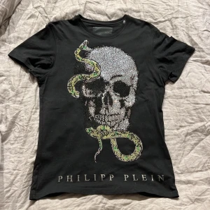 Philipp plein T-shirt - Philipp Plein T-shirt i storlek S. Endast använd 2 gånger.