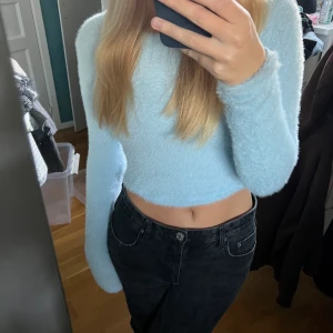 Fluffig topp  - Så fluffig och fin topp! Aldrig använd så den är fortfarande mjuk:) Skriv för frågor, fler bilder eller vid intresse! Checka in restan av profilen för jag rensar garderoben💕💕