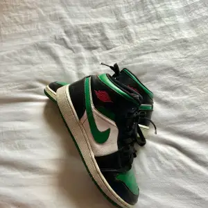 Säljer mina Nike Air Jordan 1 green toe💚 Köpte dom förra året men dom är ändå i hyfsat skick, tecken på användning finns då dom är lite smutsiga (inget som inte går att fixa) Säljer dom då dom inte kommer till användning längre!