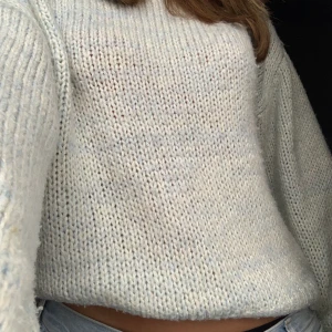 Stickad tröja - Säljer denna stickade tröja från NA-KD, tröjan är har lite noppror men som inget jag personligen tänker på! Tröjan är köpt för 400kr💞💞 kom privat för fler frågor (tröjan är mer grönblå än vad det framkommer på bilden) pris går att diskutera!🥰