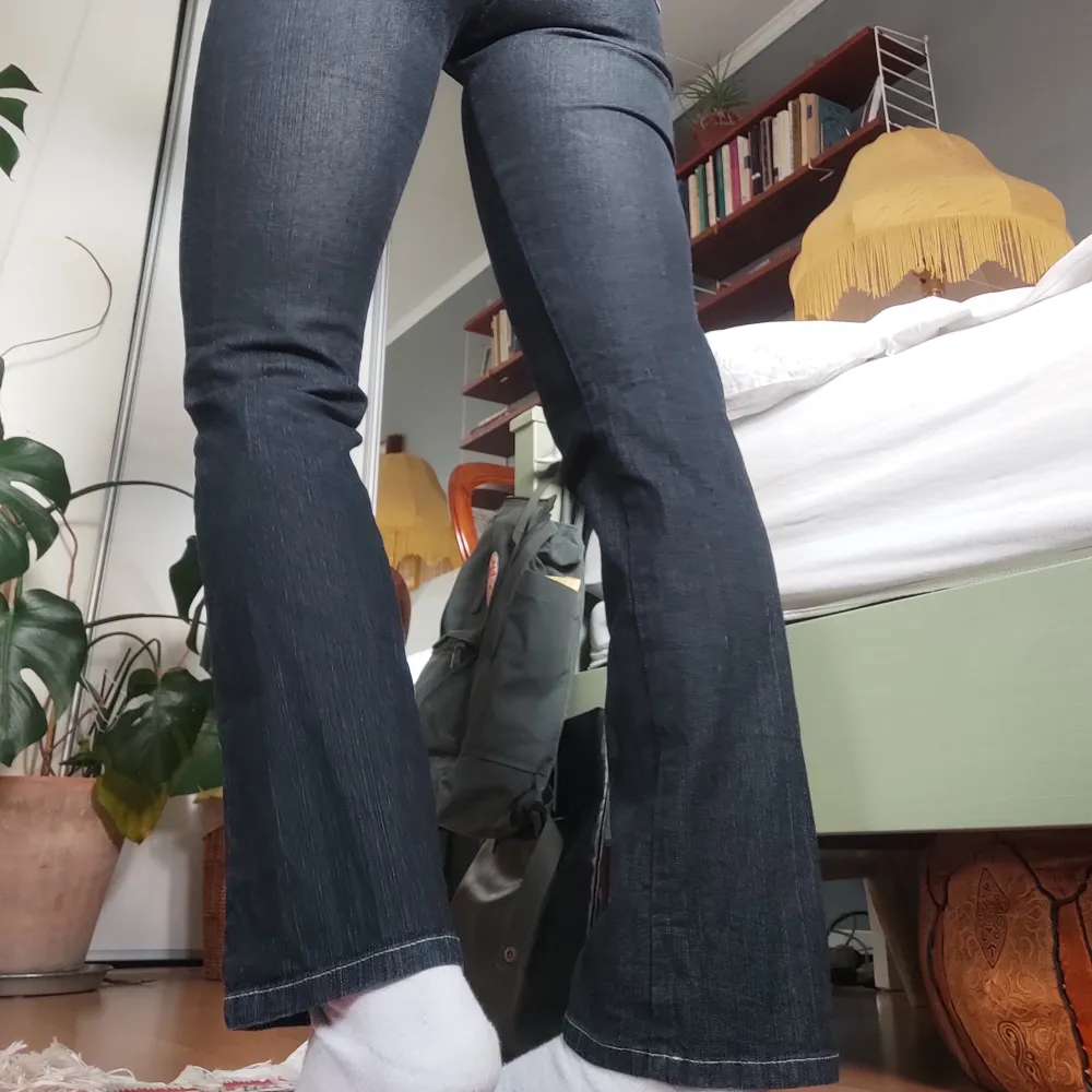 Supersnygga straight leg mid waist jeans med vita sömmar och blåsvart wash! Går ner till fotknölarna på mig (169 cm), och är i ett ganska stretchigt jeansmaterial. Fler bilder finns! . Jeans & Byxor.