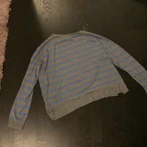 Zara tröja (L) - Säljer den här gråa tunna tröjan med blåa detaljer i storlek Large, är inte så stor egentligen. Köptes för 199kr säljer för 100kr. Har använt tröjan ca 2 gånger. Om du vill förhandla kan vi diskutera priset privat.