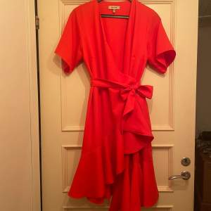 En röd Whyred klänning som jag köpte för över ett år sedan och har använt den 2 gånger men nu har jag gått ner i vikt så den kommer inte till användning längre det är storlek:38, nypris:1400kr, om du har frågor så kan du skriva till mig:)