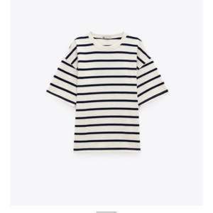 Säljer en fin randig t-shirt från Zara i bra skick! Finns några fläckar där fram (kan skicka bild privat)💗💗