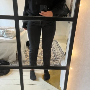 Svarta jeans stl 40 - Säljer svarta jeans från NA-KD. De är ankellånga och är aningen stretchiga i tyget. Säljer för 100kr. Frakt tillkommer💘
