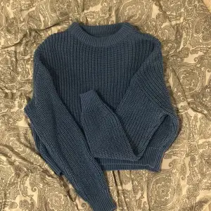 Säljer en blå stickad tröja från pull&bear. Den är nästintill oanvänd. Vid frågor eller fler bilder är det bara att kontakta mig. NYPRIS 249-299kr