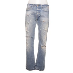 Replay jeans - Köpa på sellpy och oanvända av mig då dem tyvärr var för stora. Midjemått: 86cm.