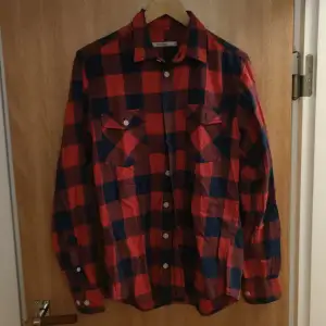 Röd flannel skjorta från Dressmann i storlek M