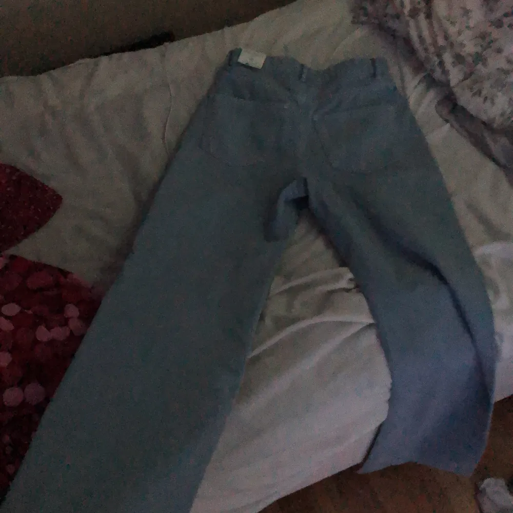 Ett par jättefina jeans ifrån Gina helt oanvända, passade inte mig i storleken. Storlek 36. Jag är 172 å i lägnd passa dom men dom va för små i midjan. Jätte fina byxor :) 😇. Jeans & Byxor.