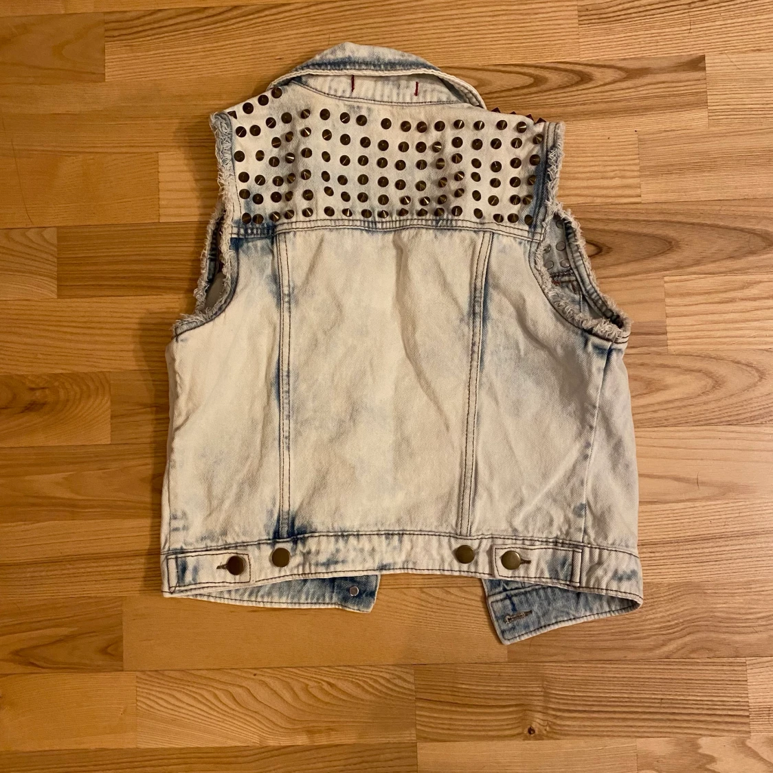 Jeans väst med nitar - 90