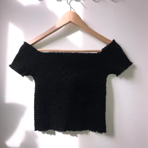 Top - Off shoulder top i krossat sammet och i resår