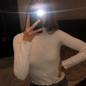 Vit tröja - En vit mysig och fin tröja som är perfekt nu till hösten och vintern! Köptes för något år sedan på Gina Tricot men inte fått så mycket användning hemma hos mig så den är i gott skick! Inga fläckar. Passar både XS och S