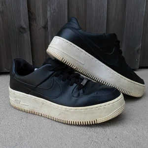 Fräscha Nike airforce 1 - Säljer mina fräscha Nike Airforce 1 i svart läder, supersnygga och sköna skor! Strl 40,5. 350 + frakt 99 kr 🤍🖤🤍🖤🤍