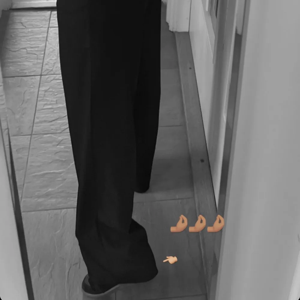 Säljer mina otroligt fina kostymbyxor av Ida Carlssons kollektion med NA-KD då jag redan har ett par liknande :) Dem är långa i benen & medelhög midja, vill även tillägga att dem är slutsålda på hemsidan. Prislappar finns kvar :). Farkut & Housut.