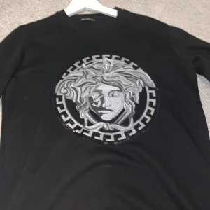 Versace tröja  - Bra skick på denna versace tröjan, sällsynt model!
