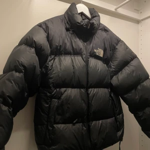NorthFace PufferJacket  - Storlek:S  Bra skick dock ett liten hål( omkring 1 cm i area) Varm och skön PufferJacket, perfekt för att åka skidor⛷️⛷️ Nypris: 3000kr  Budgivning dock undantag görs(skriv till mig)