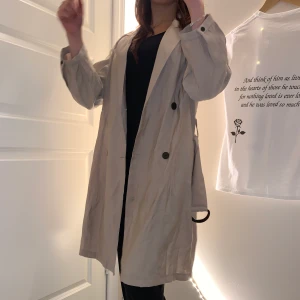 Tunn kappa - Aldrig använd trenchcoat/kappa från MANGO. Köpt för 699kr. Nyskick, tunn till vår/sommar eller om man ska vara inomhus❤️