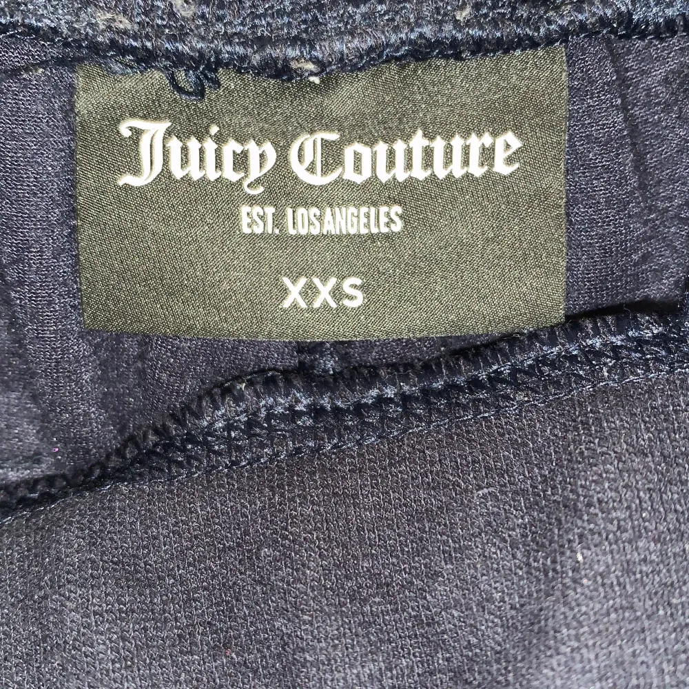 Säljer mina älskade juicy catore byxor i storlek xxs. Dom är i jättefint skick och har inga skador. Säljer då dom inte kommer till användning❤️hör av er vid intresse (dom tvättas såklart innan jag skickar dom)🥰OBS! Tryck inte på köp nu utan skriv till mig. Jeans & Byxor.