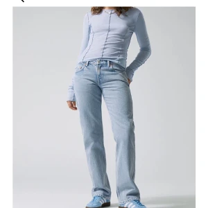 Weekday jeans  - Ett par Arrow Low Straight  i färgen summer blue från weekday. De är i storlek 29/34 men skulle säga 27/34 har ett par i 28/34 som passar perfekt men ville ha ett par som satt lite löst men fick inte ens på mig dessa. Aldrig använda tappa bort returlappen