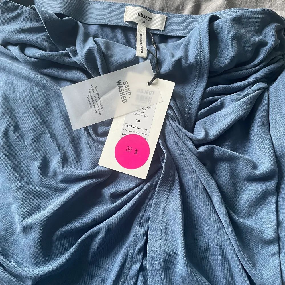 Superfin blå kjol med knytdetalj fram och stretchigt material. Aldrig använd endast provad med prislapp kvar 💙 köpt på vila/veromoda i somras . Kjolar.