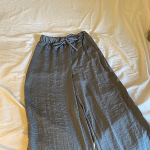 Silkes pyjamas byxor  - Såå sköna pyjamasbyxor i silke som är helt oanvända. Storlek S