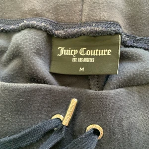 Juicy couture st M - Juicy byxor mörkblå ( night sky ). Andvända ca 10-15 gånger. Storlek M, fint skick. 