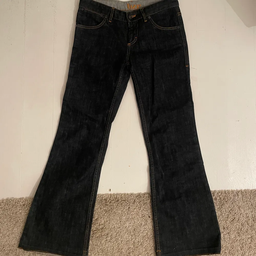 Jätte snygga lågmidjade byxor som inte komemr till användning. Byxorna är i st 32. Jeans & Byxor.