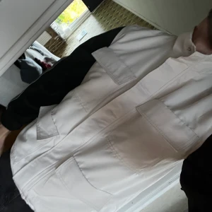 Väst  - En snygg vit väst som inte är använd bara testad några gånger, den är större i storleken