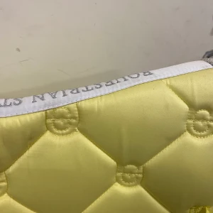 Es schabrak - Jag säljer mitt gula es schabrak i strl cob (dressyr modell) schabraket är i fint skick och har bara används ca 4 gånger. Schabraket tvättas även innan