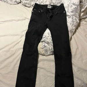 Jeans  - Säljer drain jeans från lager 157. Använda men inget synligt slitage 