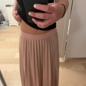 Lågmidjad kjol - Lågmidjad volang kjol som aldrig är använd, så topp skick. Säljer då den inte kommer till användning💓hör av dig vid frågor. Köparen står för frakten 