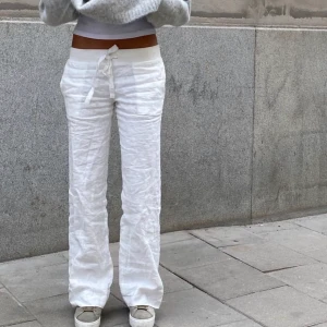 Alobha linnebyxor🤍🤍 - Säljer mina snygga linnebyxor från Alobha i strl S. Aldrig använda, endast provade. Säljer då dem är för stora  för mig som är 166 (syns på sista bilden). Är utomlands nu men skulle kunna posta nästa lördag (5/11) Budgivning startar på 600kr❤️❤️