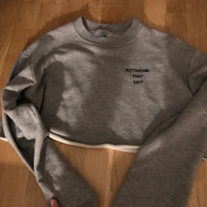 Tröja - Tröja från nakd. Köpte på Plick i våras, endast använd en gång. Har ingen bild på tror jag. Frakt tillkommer på 50kr.