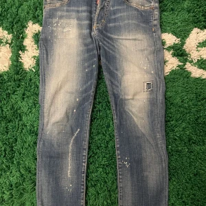 Dsquared 2 jeans för tonåringar - Dsquared 2 jeans Säljer pga fel storlek Köpta från Farfetch Storlek 14y(passar 155-165 cm)