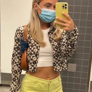 Cardigan  - As snygg cardigan från motel rocks, inga skador eller slitningar ✨