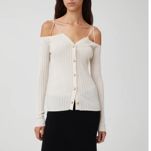 Lisa Yang Kashmirtröja - Säljer denna jättesnygga tröja/topp från Lisa Yang i 100% kashmir som endast är använd en gång så den är som ny!! Nypris 3199kr, säljer för 1100kr vid snabb affär. Kan också byta mot en likadan men svart 