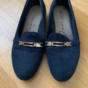 Ballerina marinblå - Storlek 38. Nästan inte använda.