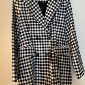 Ny kavaj - Helt oanvänd kavaj från Gina Tricot . Köpt för 620kr. Storlek XS. Priset kan diskuteras. Skickar med frimärken (39kr)  eller spårbart (75kr) Kontakta för mer info Står ej för postens slarv 